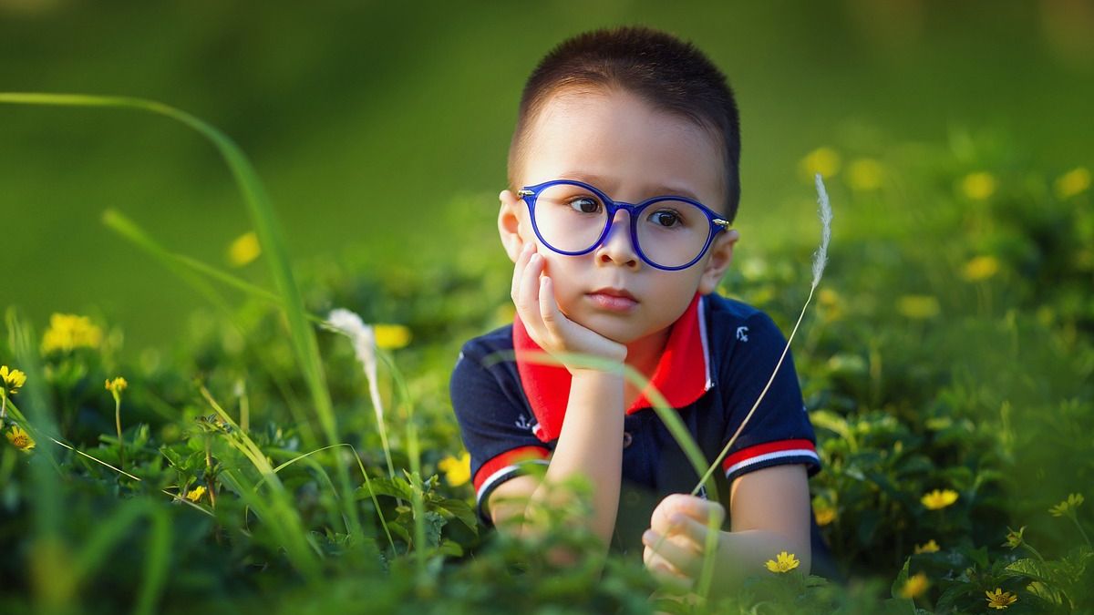 Anteojos con filtro azul en niños, ¿un arma de doble filo?